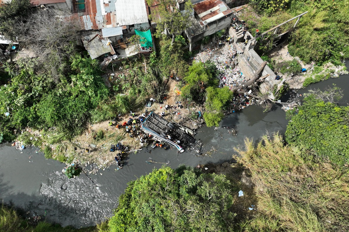 Los cuerpos de socorro han trabajado durante horas para rescatar a las víctimas en la calzada La Paz.