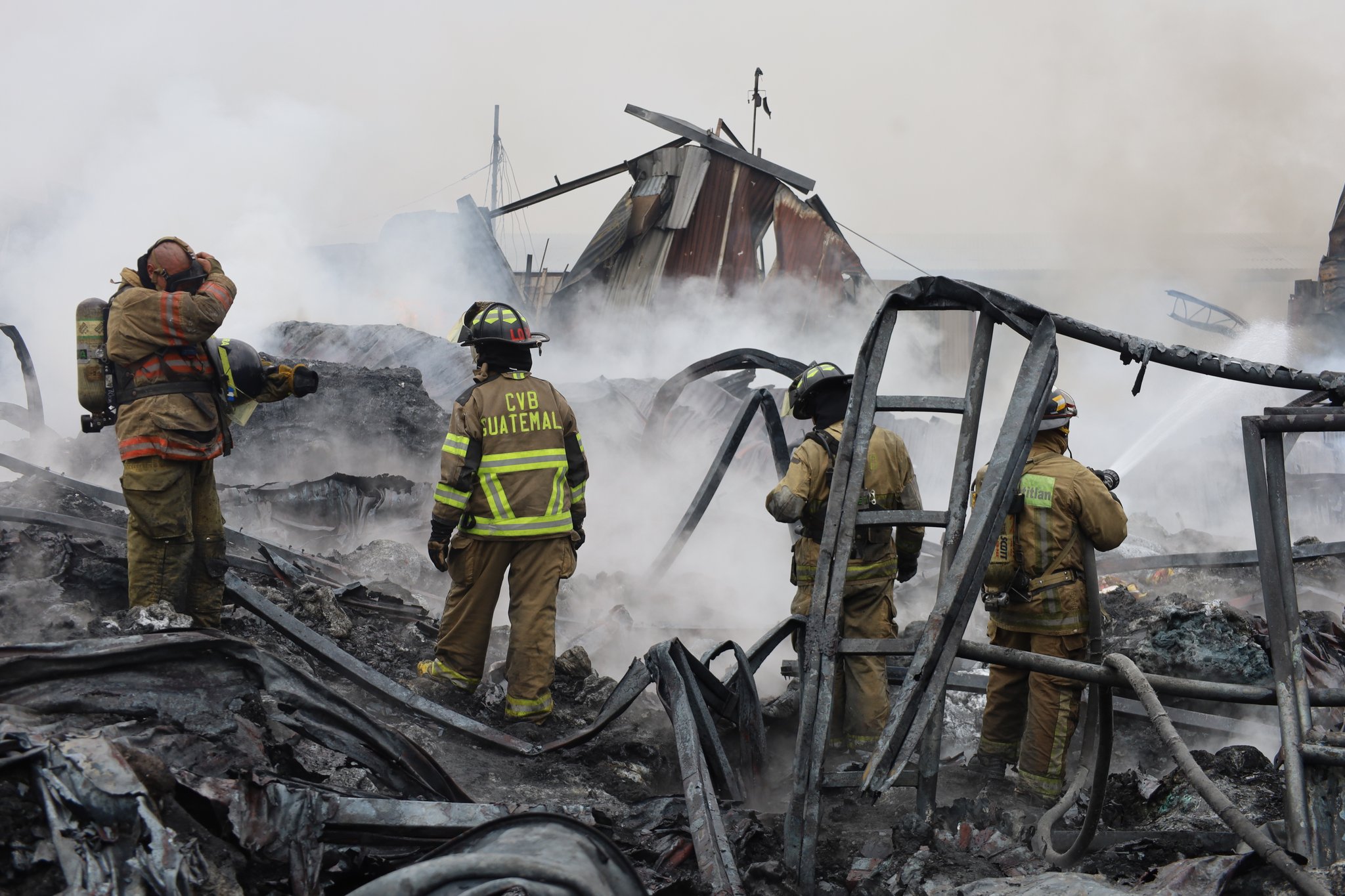 Decenas de bomberos trabajaron durante h