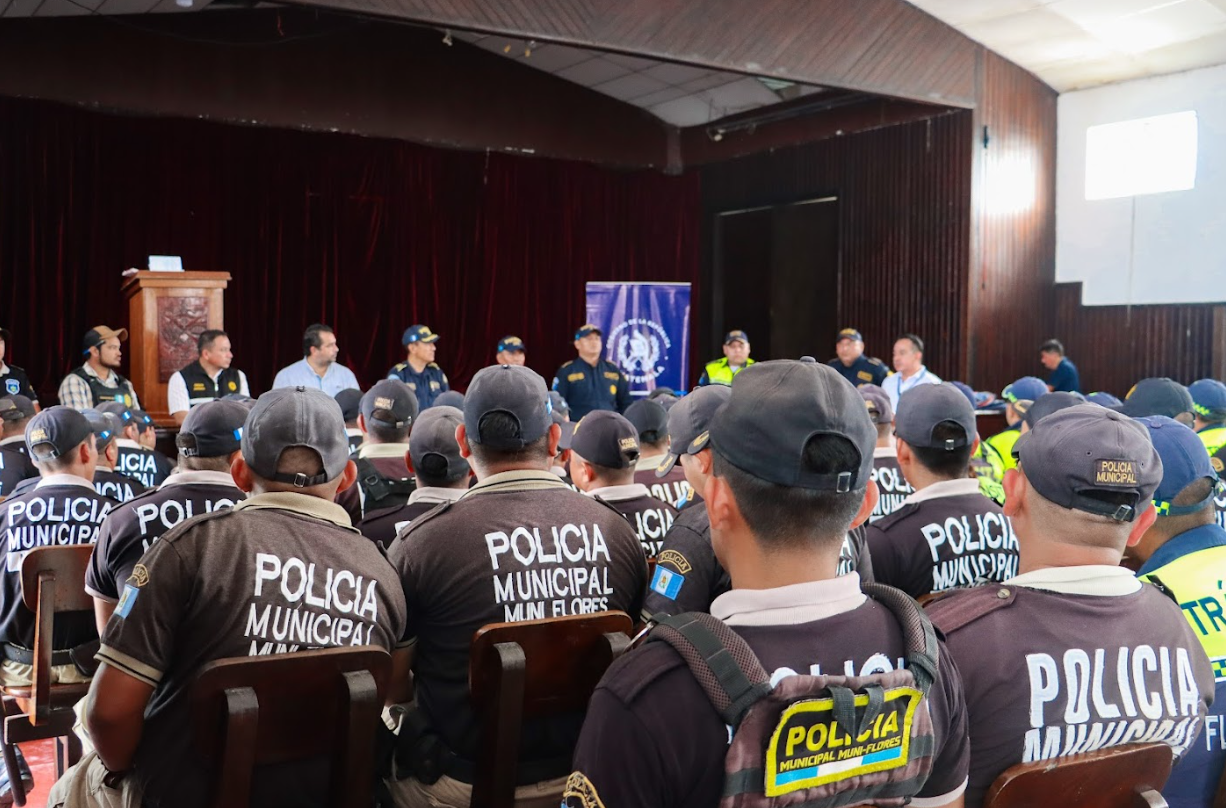 Capacitación sobre normas jurídicas para procedimientos policiales en Flores, Petén