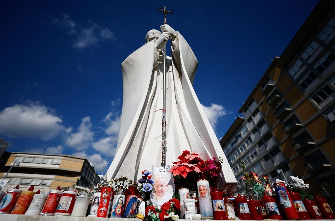 Papa Francisco atraviesa una crisis respiratoria, continúa batallando por su salud