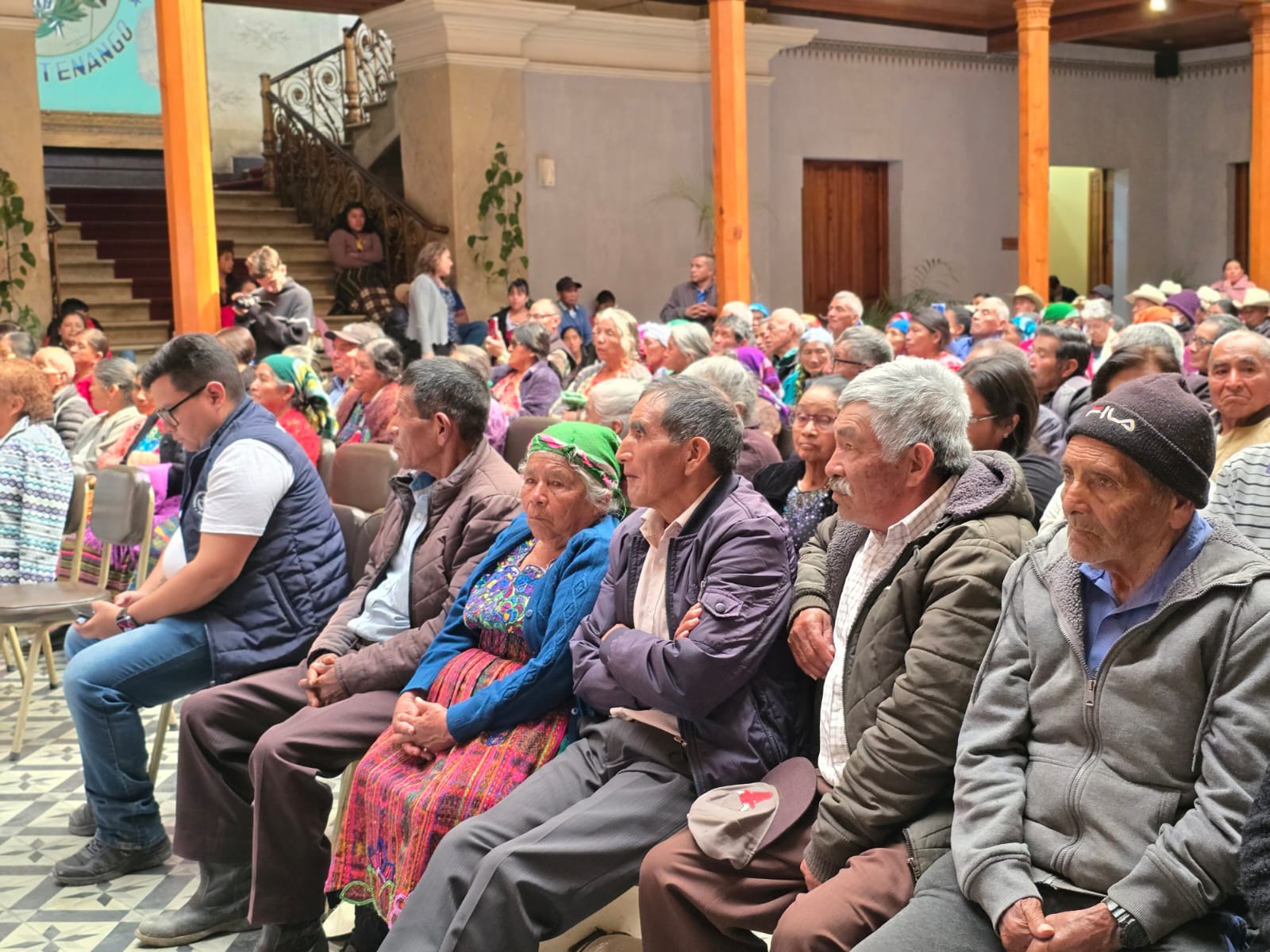 Entregan apoyo económico a más de 300 adultos mayores en Quetzaltenango