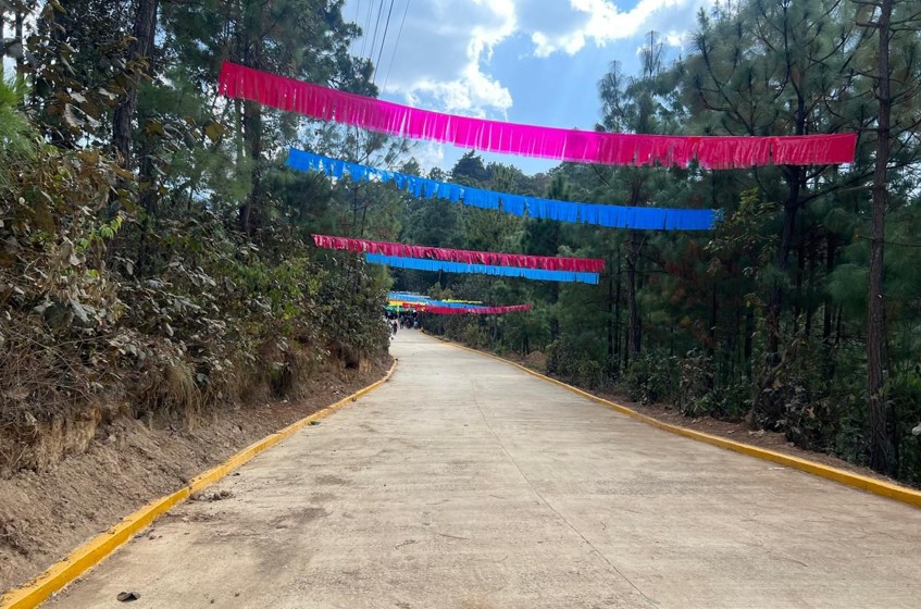 Entrega oficial de mejoramiento de camino rural en aldea Tierra Colorada, Momostenango