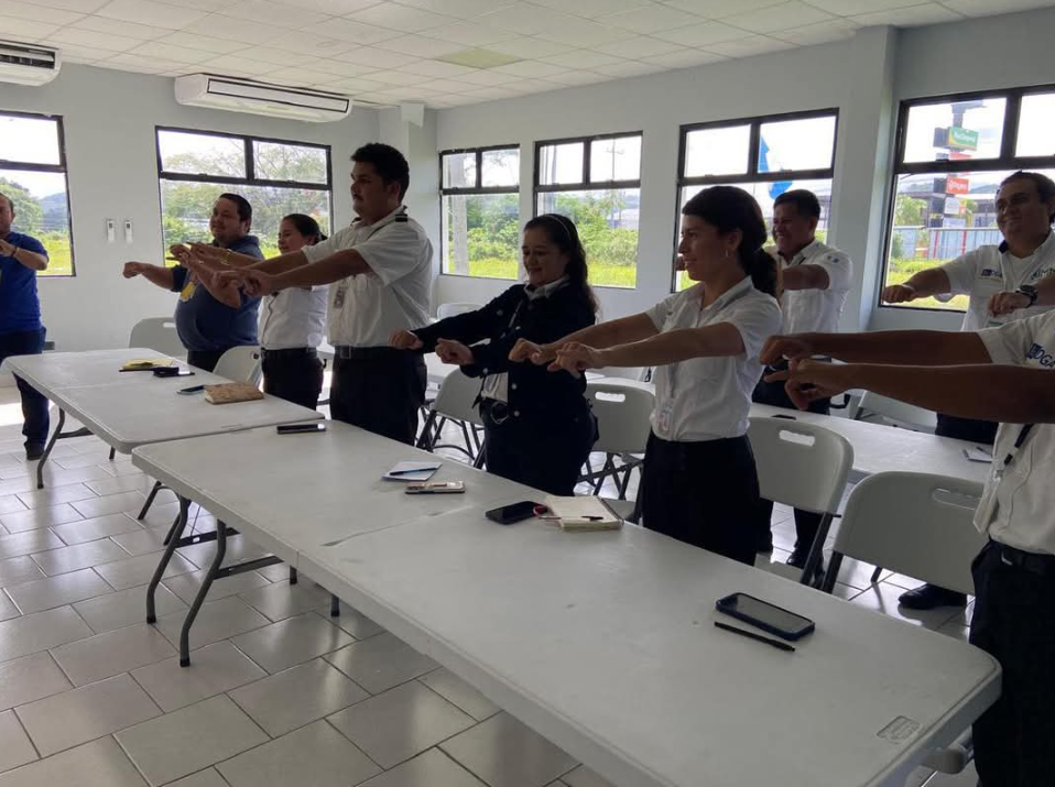 Personal del Aeropuerto Internacional Mundo Maya recibe inducción en lengua de señas