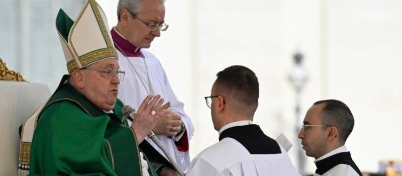 El papa Francisco insta a los militares del mundo a mantenerse al servicio de la libertad.