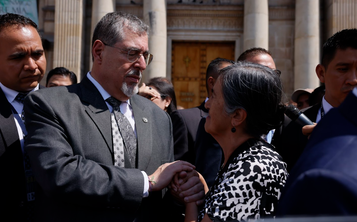 Presidente Bernardo Arévalo participó en misa por las víctimas de la tragedia en calzada La Paz. / Foto: Gilber García.