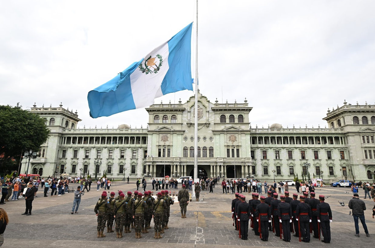 Bandera Nacional de Guatemala a media asta. / Foto: Byron de la Cruz.