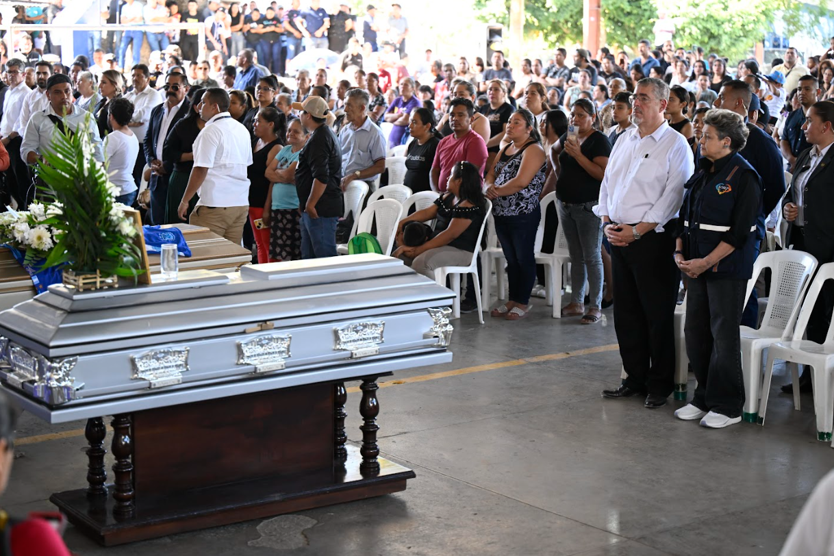 Presidente Arévalo junto a la primera dama y las familias de Santo Domingo Los Ocotes. / Foto: Álvaro Interiano.
