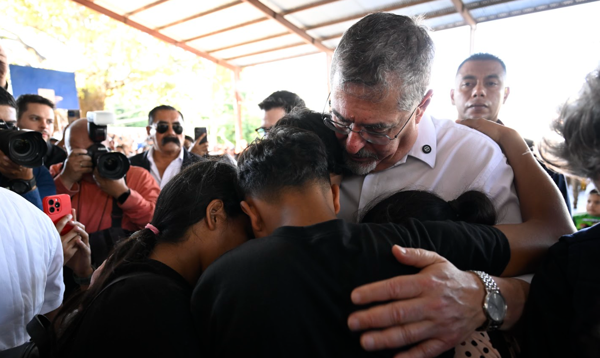 Presidente Arévalo asiste a sepelio y anuncia apoyo para familias de víctimas de siniestro