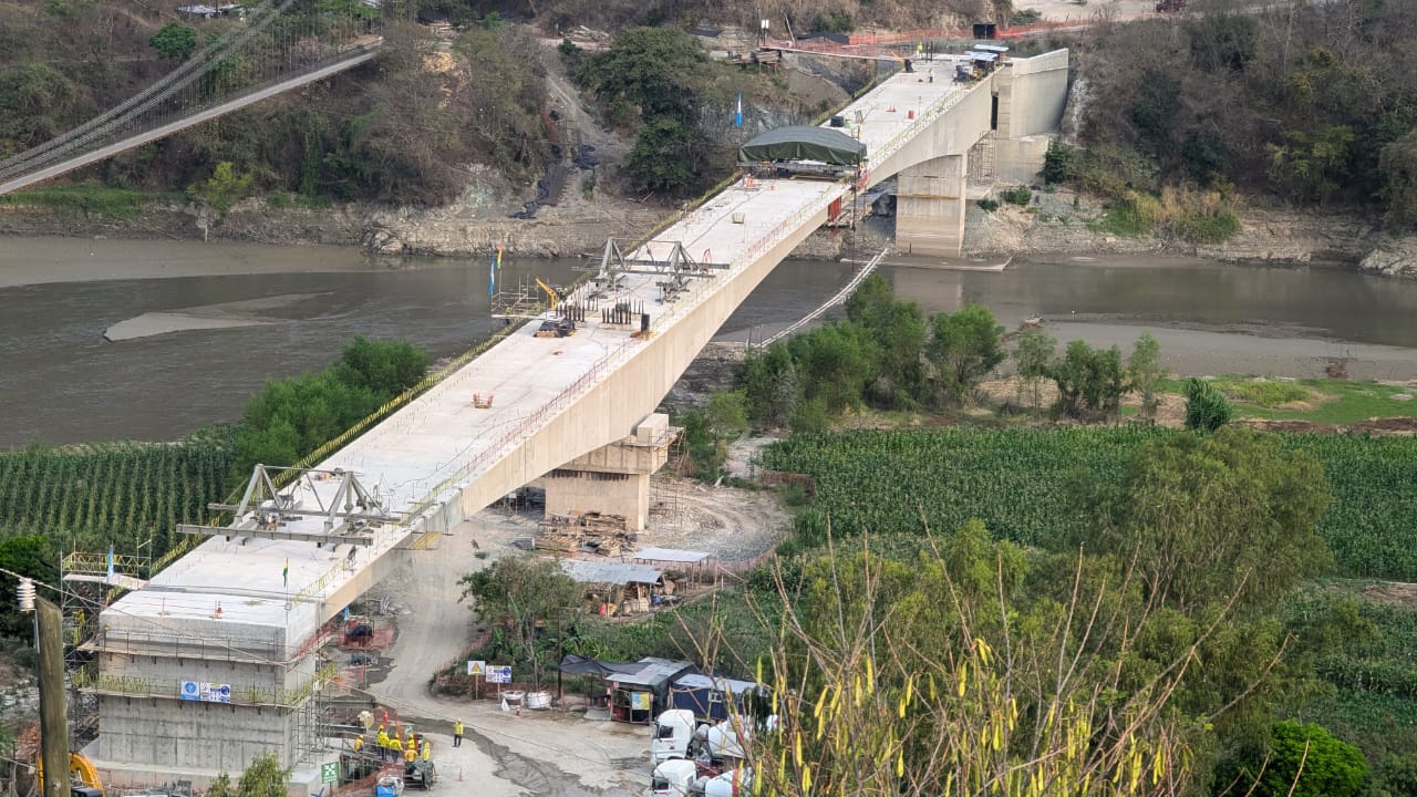 CIV avanza en construcción del puente Chitomax en Baja Verapaz