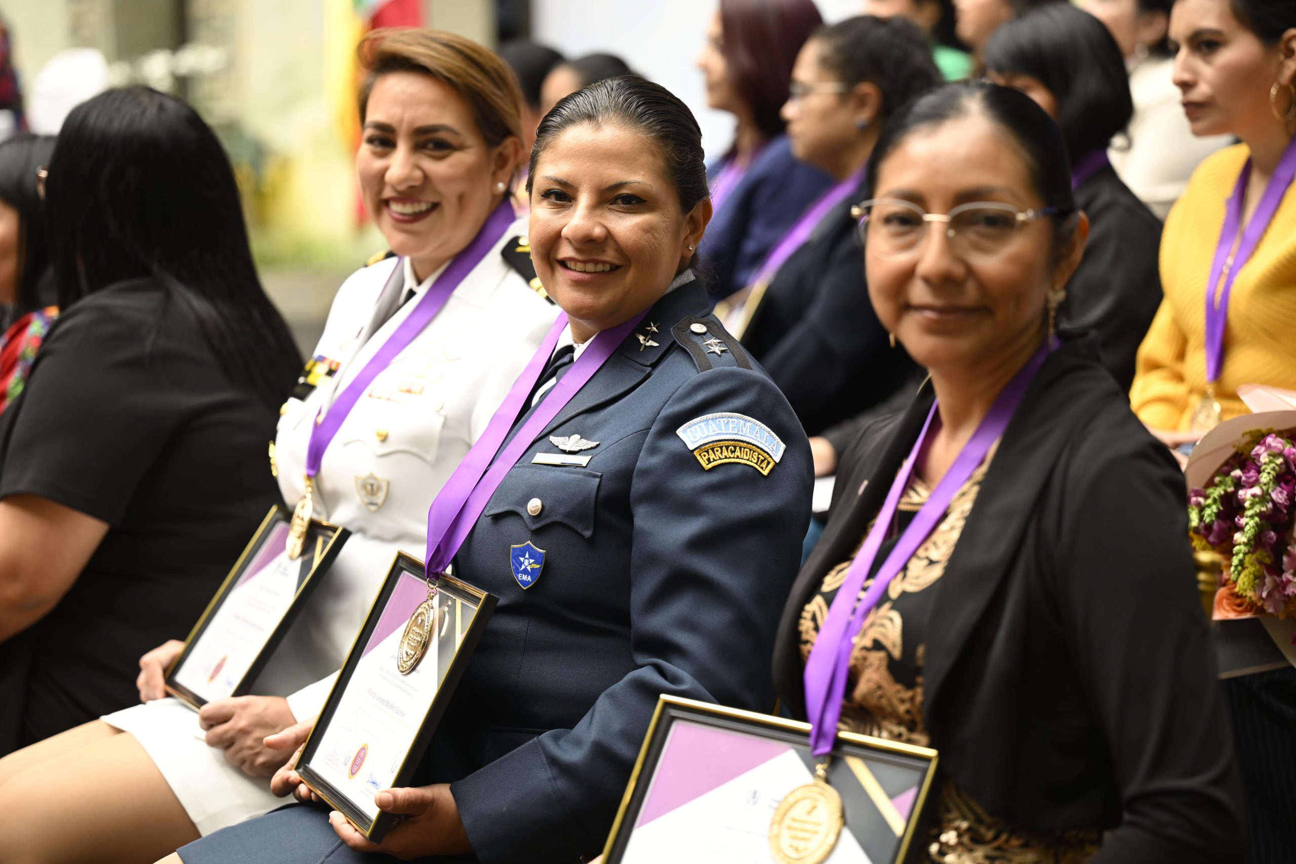 Mujeres galardonadas expresan sus impresiones de este recocimiento. /Foto: Álvaro Interiano.