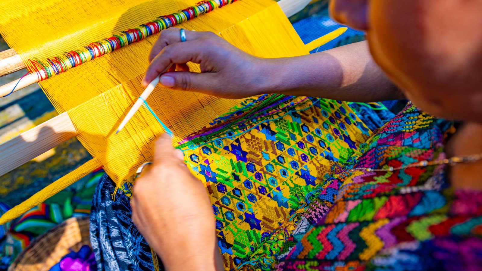 A través de sus creaciones, estas mujeres preservan el arte textil. / Foto: Inguat