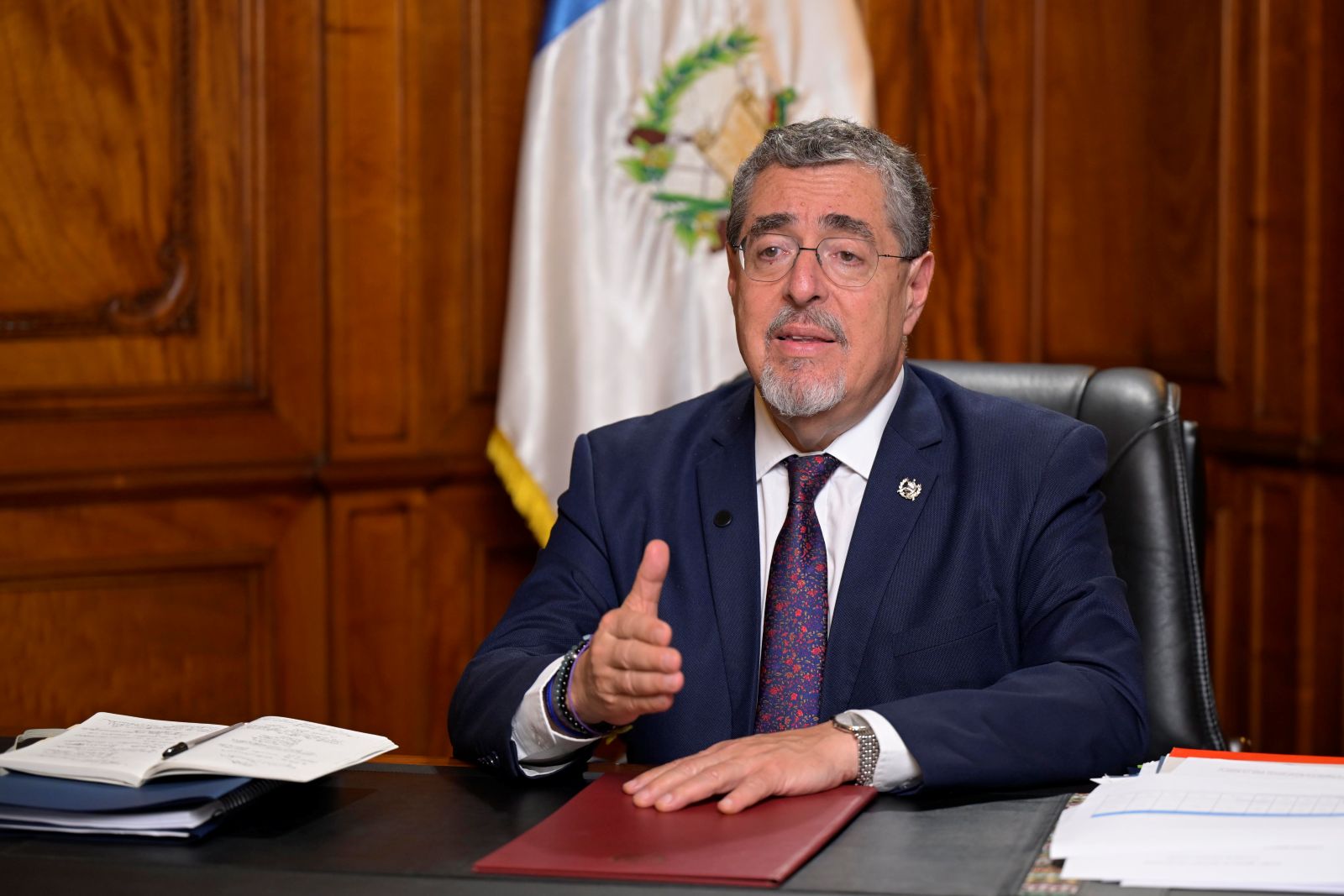 El presidente Bernardo Arévalo anuncia que se trabajará en un plan para hacer operativo el seguro obligarorio por daños a terceros.