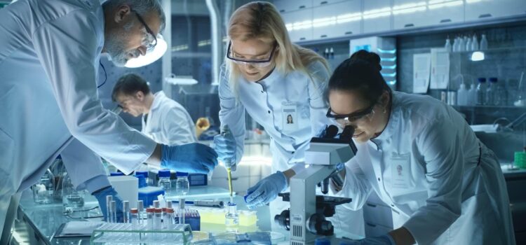 Alto porcentaje de científicos estadounidenses piensan dejar el país ante recortes a la investigación. / Foto: Qué Estudiar.