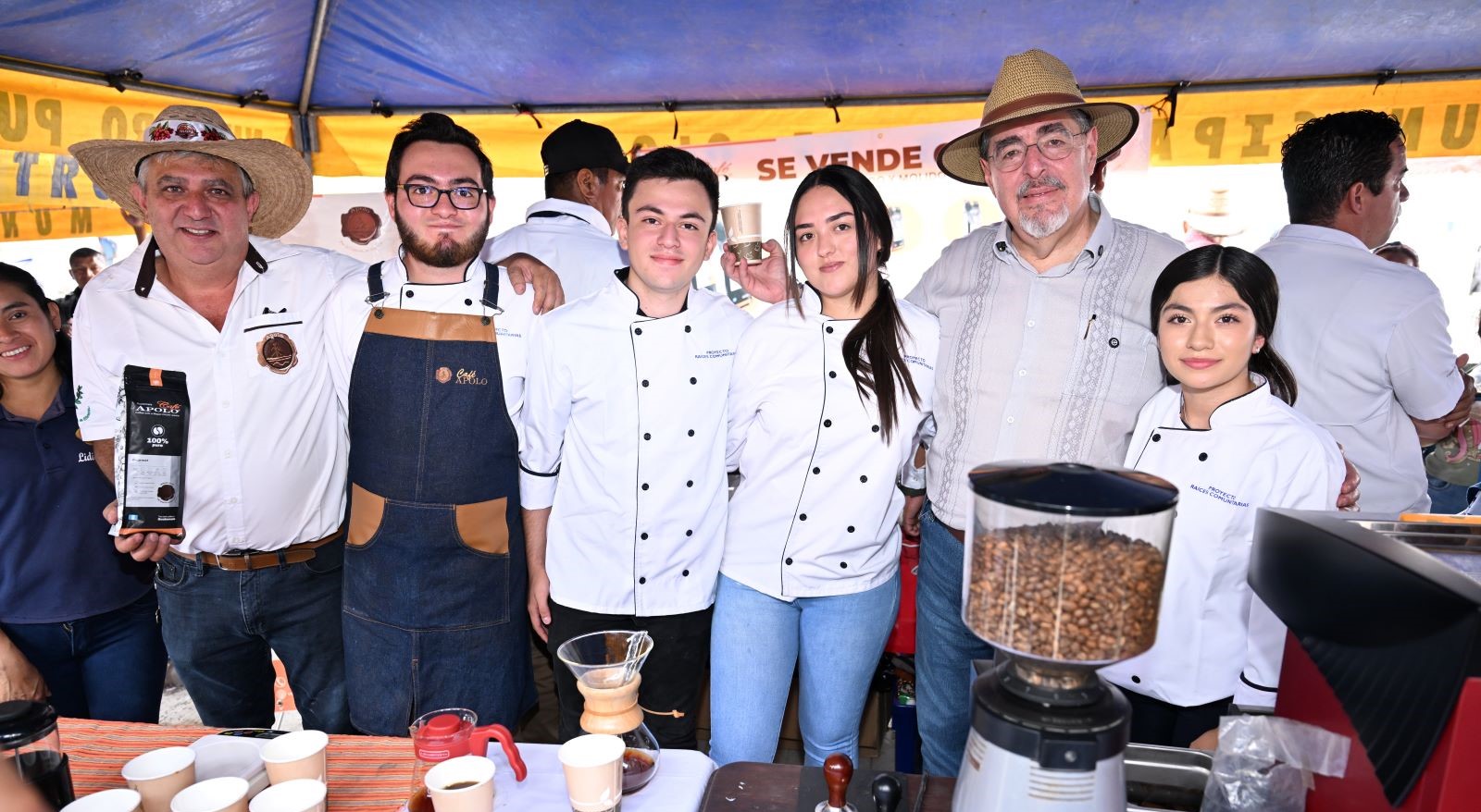El presidente Bernardo Arévalo comparte con vecinos de Olopa durante su participación en actividades por el Día del Caficultor./Foto: Byron de la Cruz