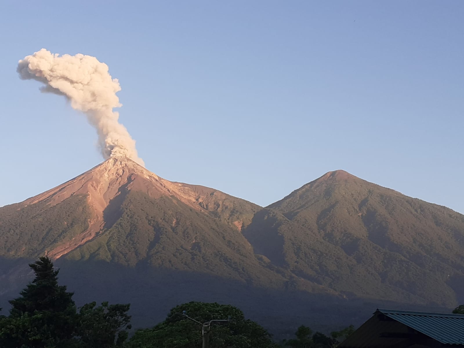 Coordinadoras Locales para la Reducción de Desastres cercanas al volcán de Fuego recibieron capacitación de prevención. (Foto: Conred)
