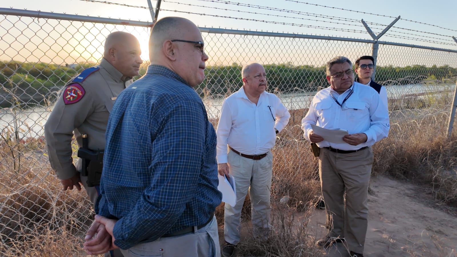 El canciller Carlos Martínez, durante su recorrido fronterizo junto autoridades de Estados Unidos, en Texas.