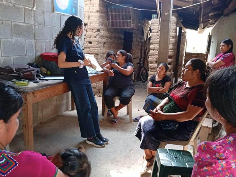 Agricultoras de San Migual Chicaj, Baja Verapaz, participan en charla sobre la importancia de la agricultura familiar para mejorar la alimentación y nutrición.