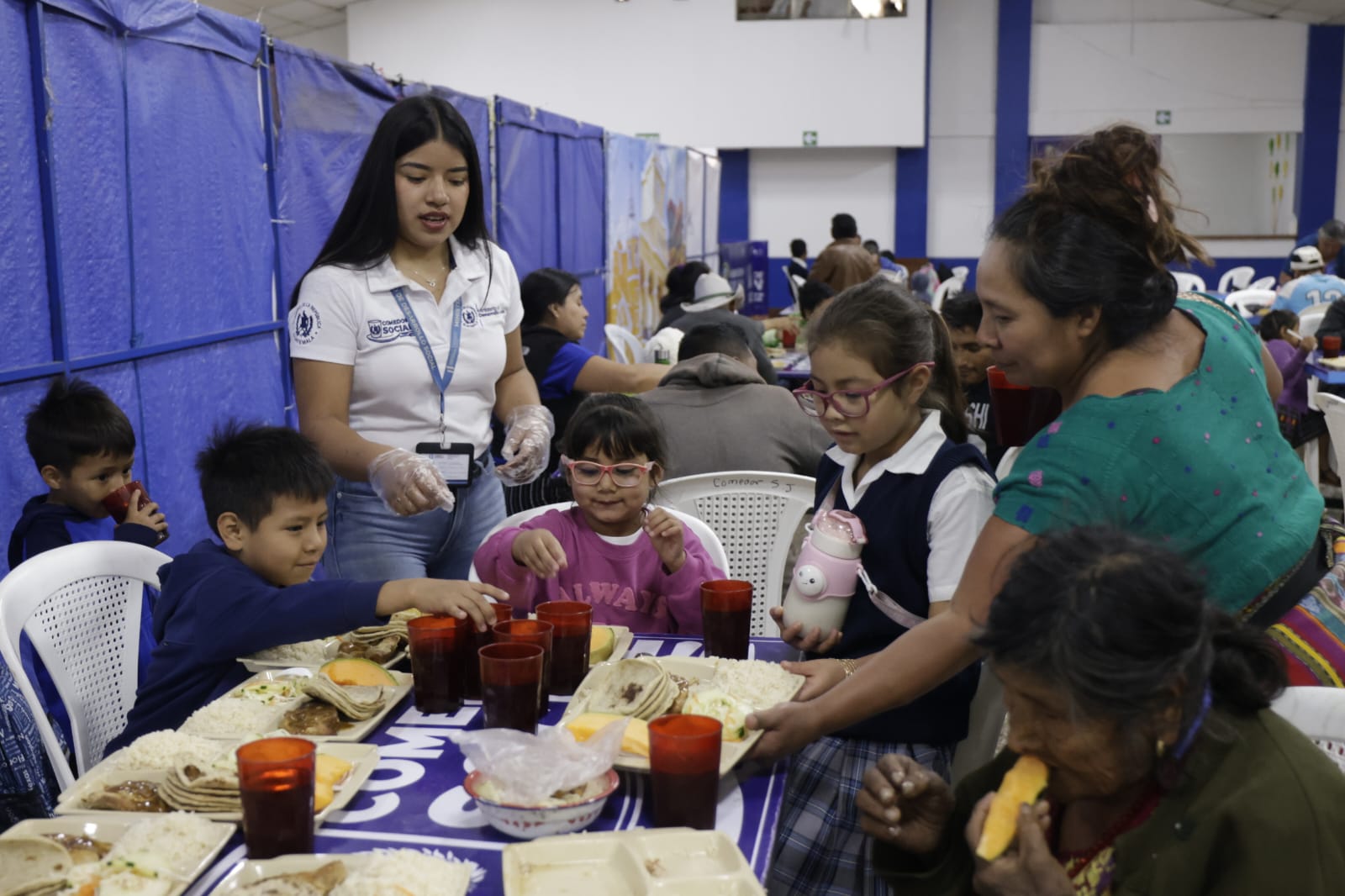 Comedor Social de San Juan Sacatepéquez brinda 500 platillos diarios