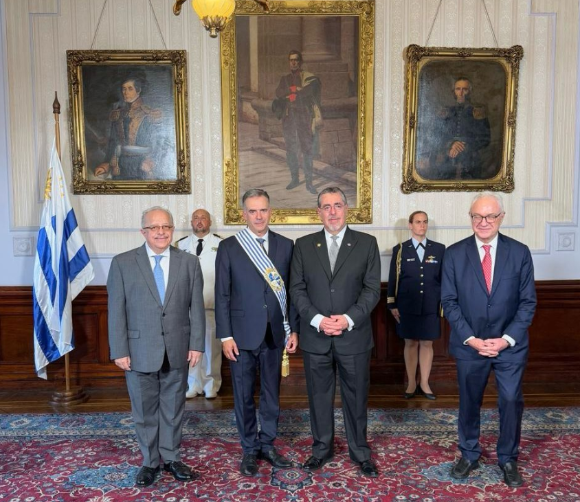 Presidente Bernardo Arévalo saluda a su homólogo de Uruguay Yamandú Orsi
