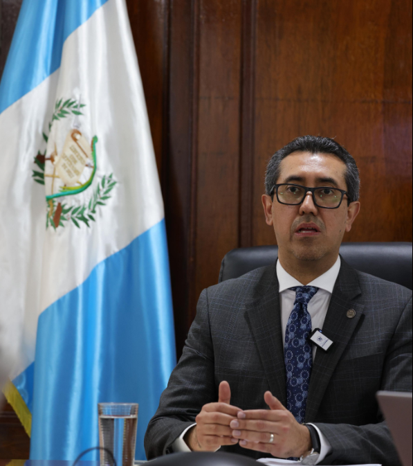 El ministro de Finanzas Públicas, Jonathan Menkos Zeissig,