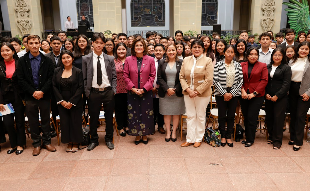 Vicepresidenta insta a estudiantes de derecho a luchar contra los delitos VET