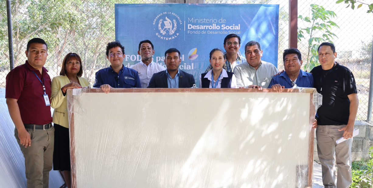Fodes entrega pizarras en Baja Verapaz para fortalecer la educación. /Foto: Mides.