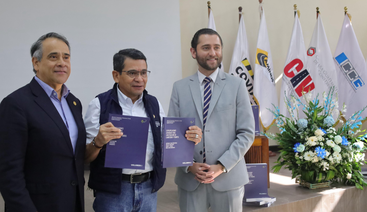 CIV y entidades afines a infraestructura tratan actualizaciones en el Libro Azul. /Foto: CIV.