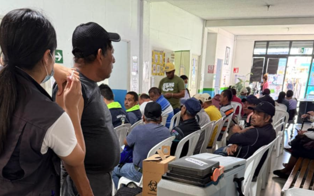 Realizan jornada de vacunación a recolectores de desechos en Mixco. (Foto: MSPAS)