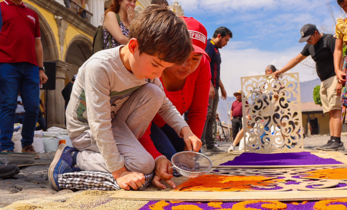Inguat impulsa taller de elaboración de alfombras. /Foto: Inguat.
