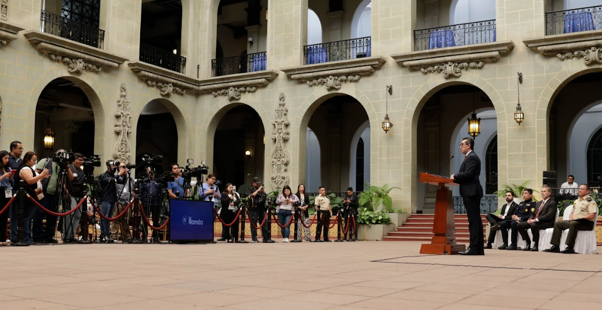 El ministro de Finanzas Públicas, Jonathan Menkos