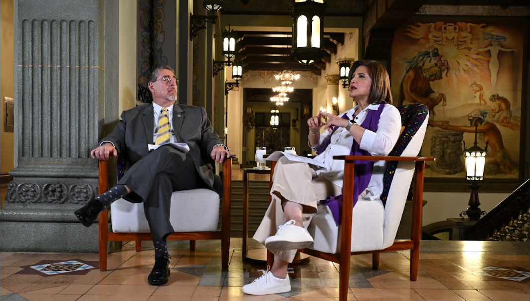 Presidente Arévalo y vicepresidenta Herrera dialogan sobre acciones a favor de las mujeres. / Foto: Byron de la Cruz.