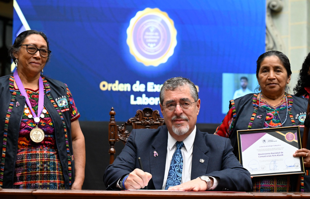 Presidente Arévalo firma acuerdo para brindar bono de Q4 mil a comadronas