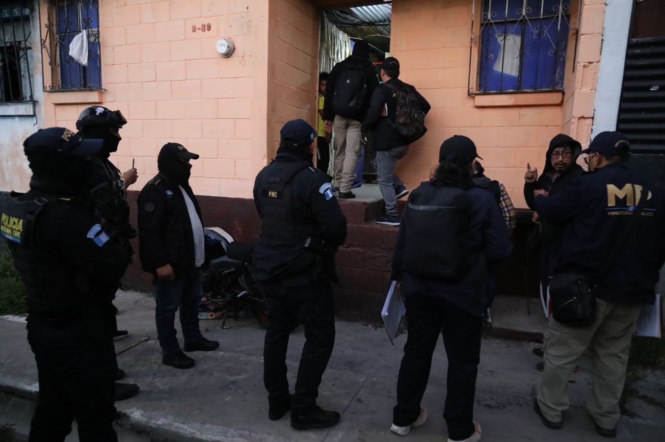 Durante los operativos, los agentes inspeccionaron viviendas con el objetivo de recopilar pruebas que contribuyan al esclarecimiento del crimen. / Foto: Mingob