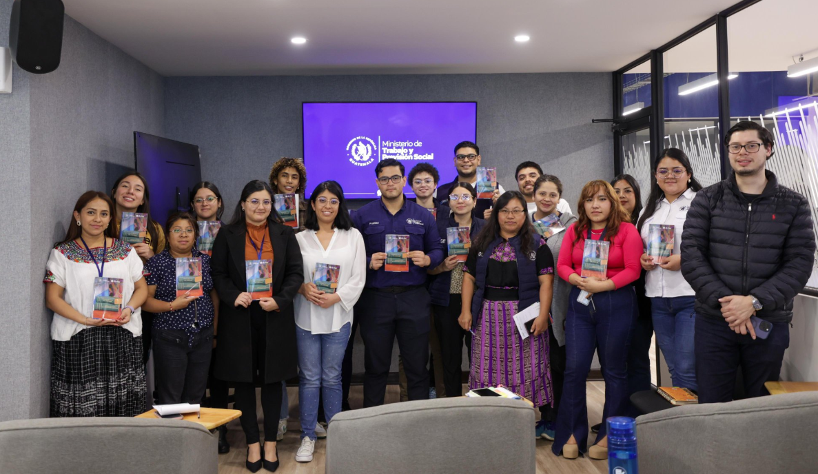 Encargados del Programa de Trabajo Temporal en el Extranjero socializaron el Código de Ética. /Foto: Mintrab.