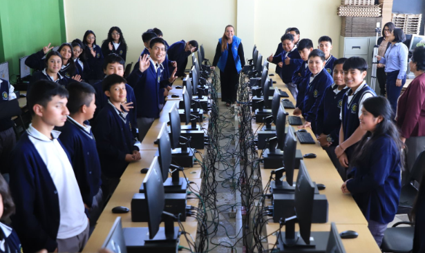 Mineduc presentó plan de tecnología educativa ante el Congreso