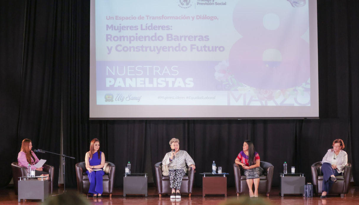 Primera dama participa en foro de liderazgo femenino organizado por Mintrab