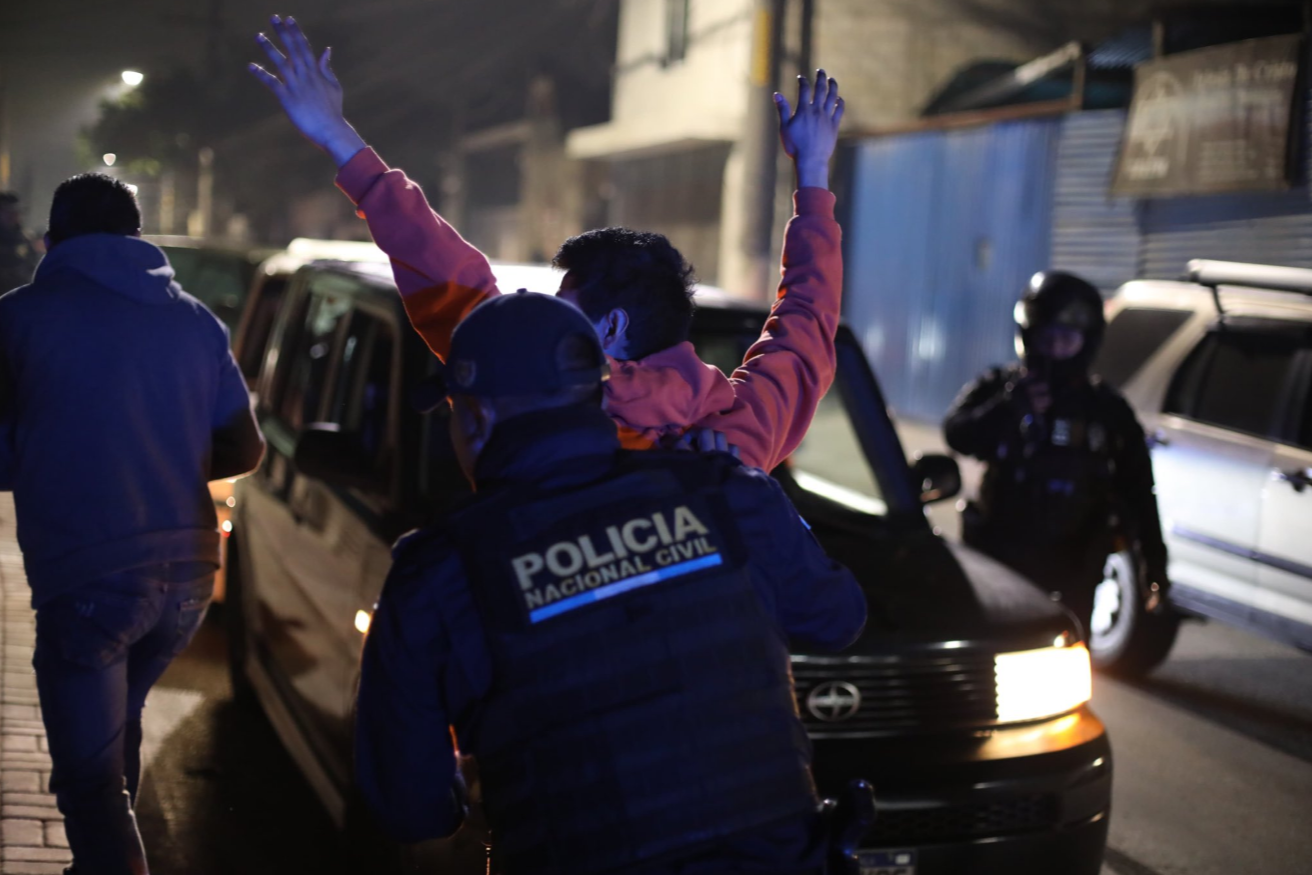 Operativo contra taxis pirata en Mixco deja cuatro vehículos consignados