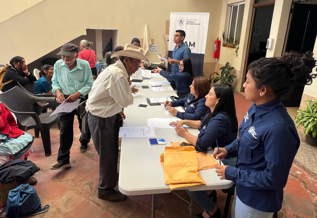 Adultos de la tercera edad en Jalapa son notificados de su integración al Programa del Adulto Mayor. /Foto: Mintrab.
