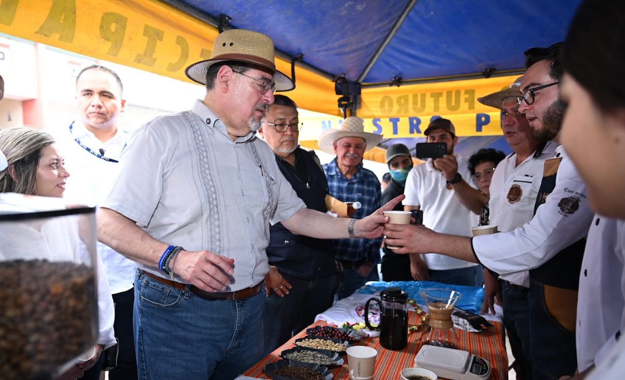 Presidente Bernardo Arévalo participa en la feria del caficultor de Olopa