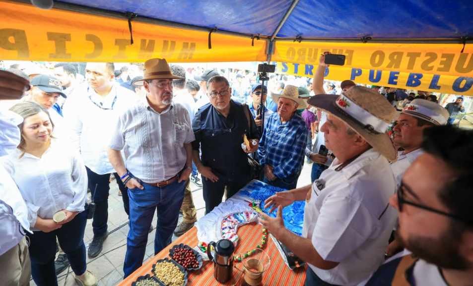 Visita a Olopa en la Feria del Caficultor junto al presidente de la República. /Foto: MAGA.