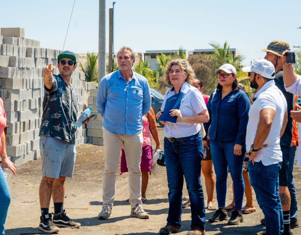Visita de autoridades a playa El Paredón luego de incendio forestal. /Foto: Inguat.