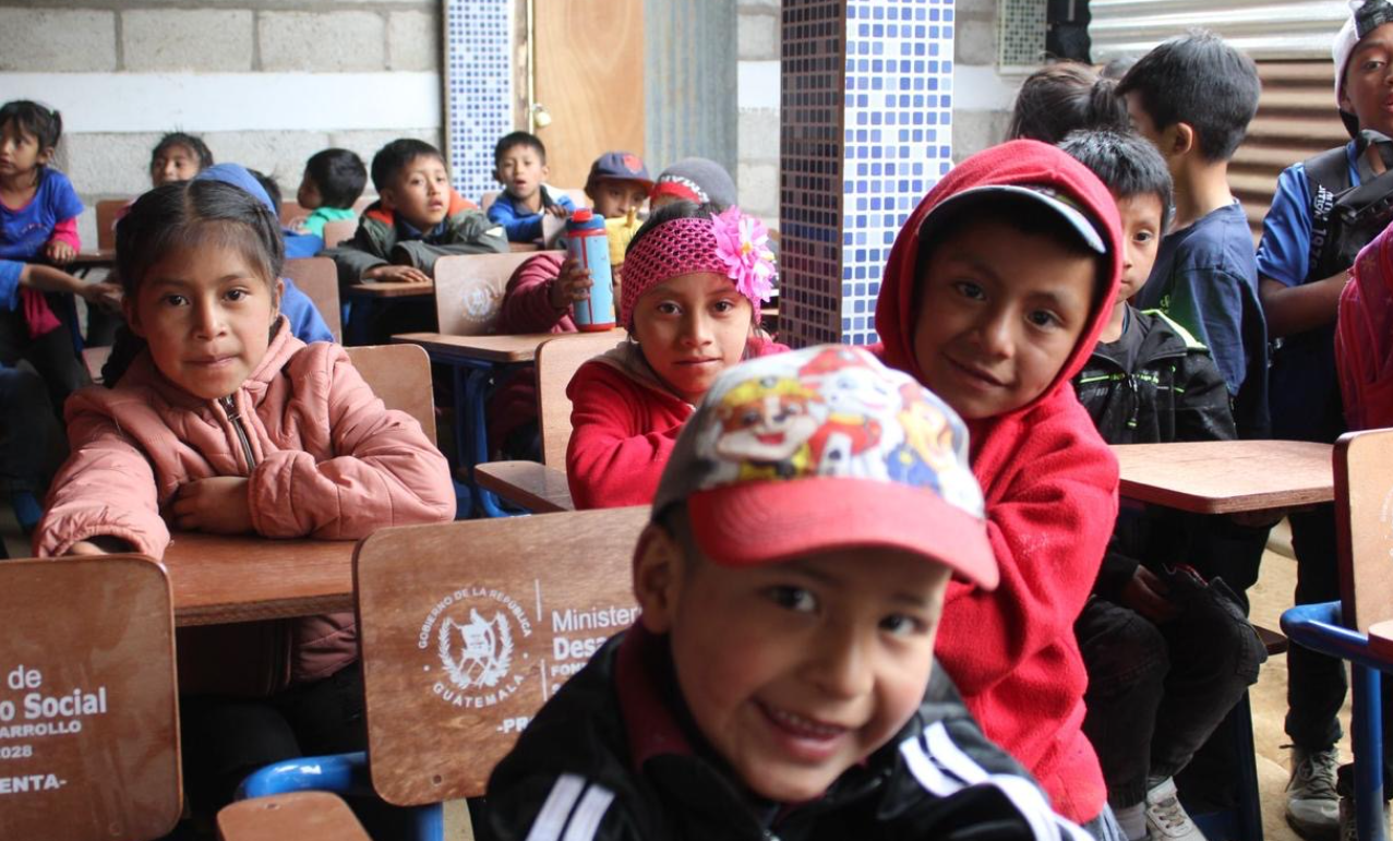Fodes entrega mobiliario escolar en Momostenango