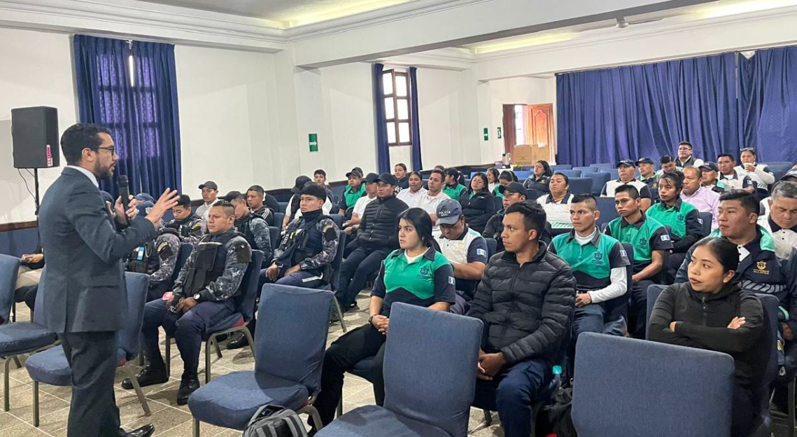 Para prevenir delitos VET en Antigua Guatemala, SVET capacita a autoridades del lugar. /Foto: SVET.
