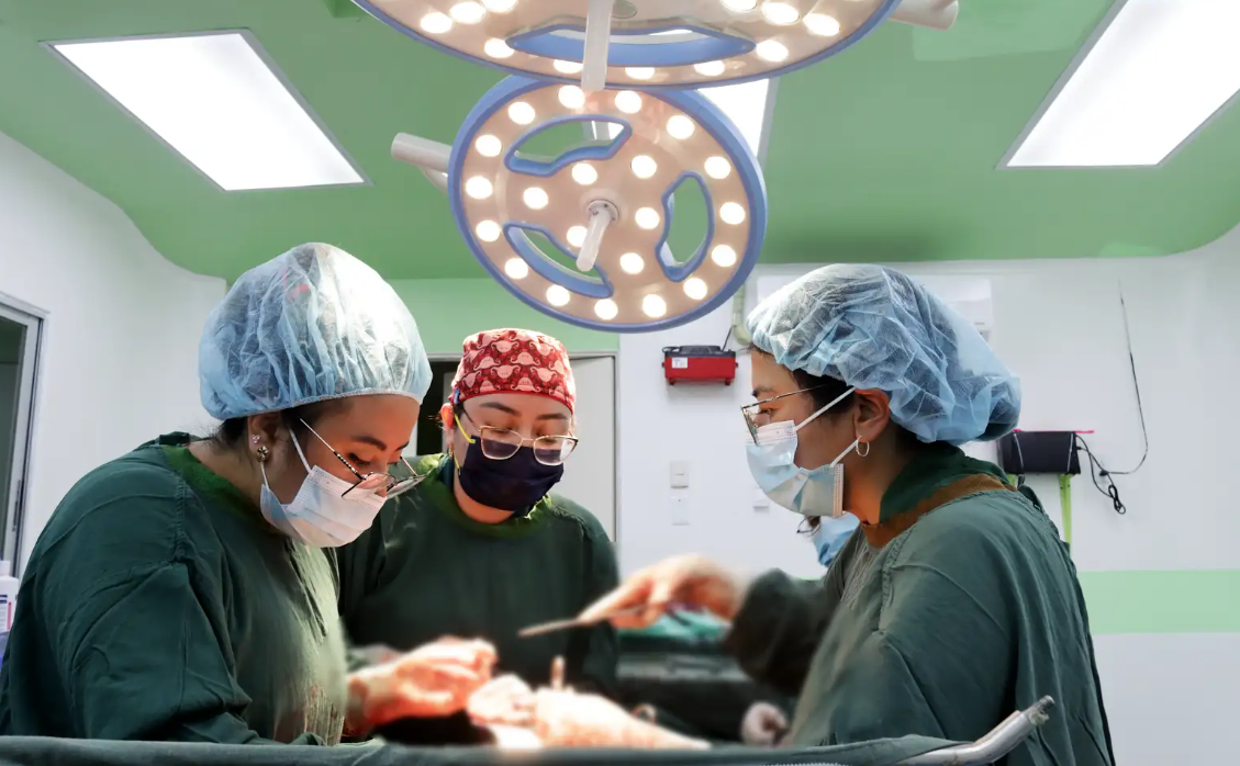 Hospital Departamental de Totonicapán realizó con éxito una cirugía para retira un tumor uterino. (Foto: MSPAS)