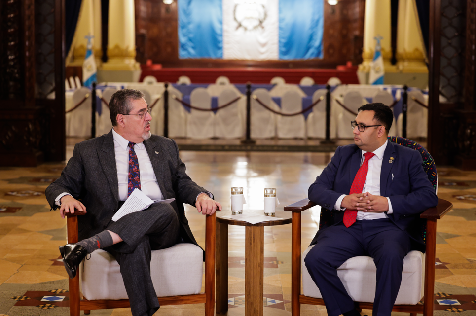 Presidente Arévalo junto al viceministro Suriano en diálogo con TikTok sobre el seguro para terceros y carreteras. / Foto: Daniel Ordóñez.
