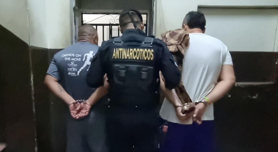 PNC captura a colombiano y guatemalteco con paquetes de droga