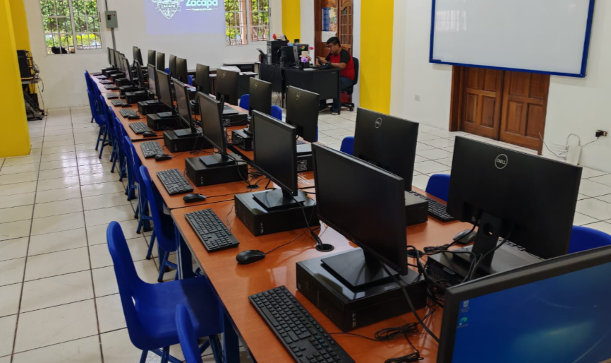 Mides equipa laboratorios de computación en Zacapa para fortalecer la educación tecnológica. (Foto: Mides)