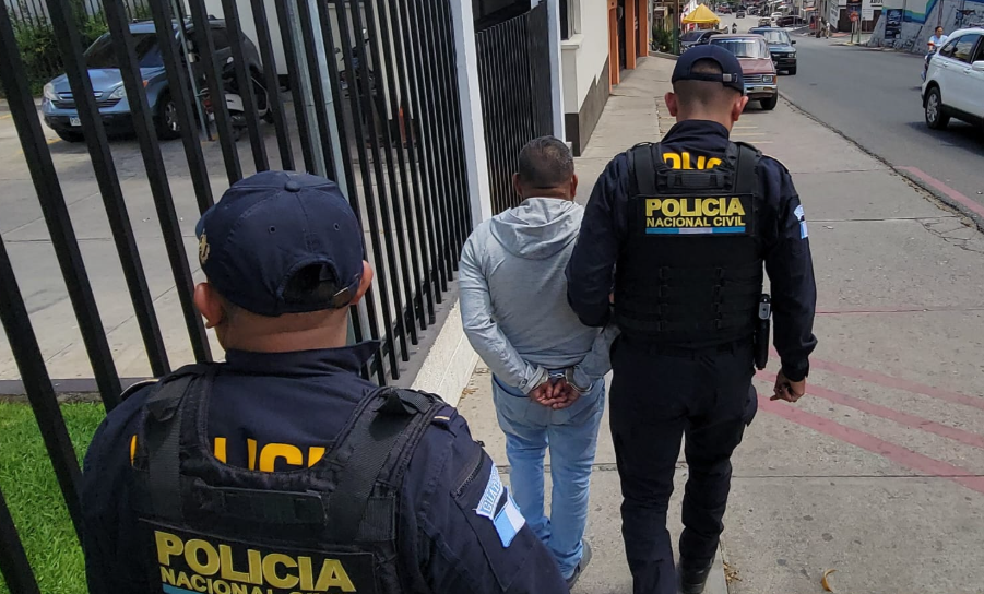 Capturan a presunto “coyote” que transportaba a 15 haitianos en Esquipulas