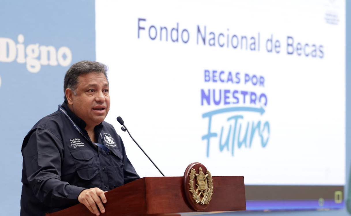 El secretario de Planificación y Programación de la Presidencia, Carlos Mendoza, explica como funciona el fondo nacional de becas.