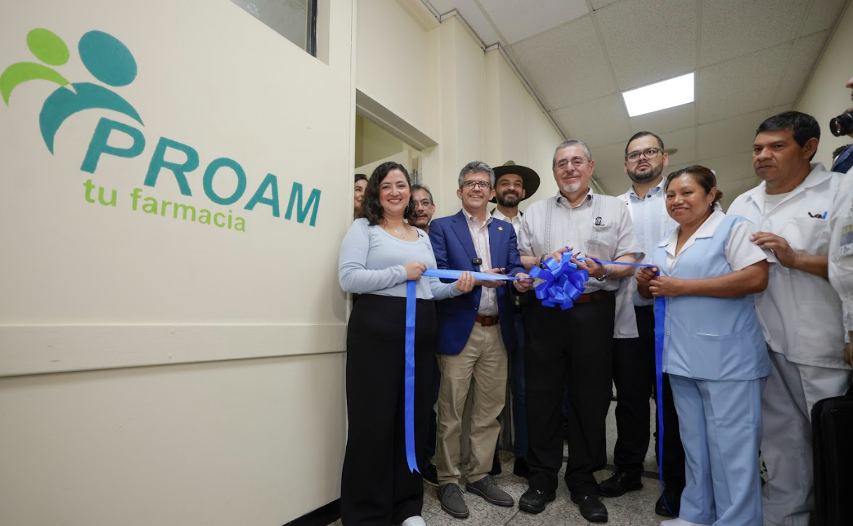 Presidente inaugura farmacia Proam en Hospital de Antigua Guatemala